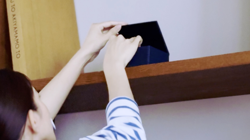 手の届きにくい高い棚に保管する様子